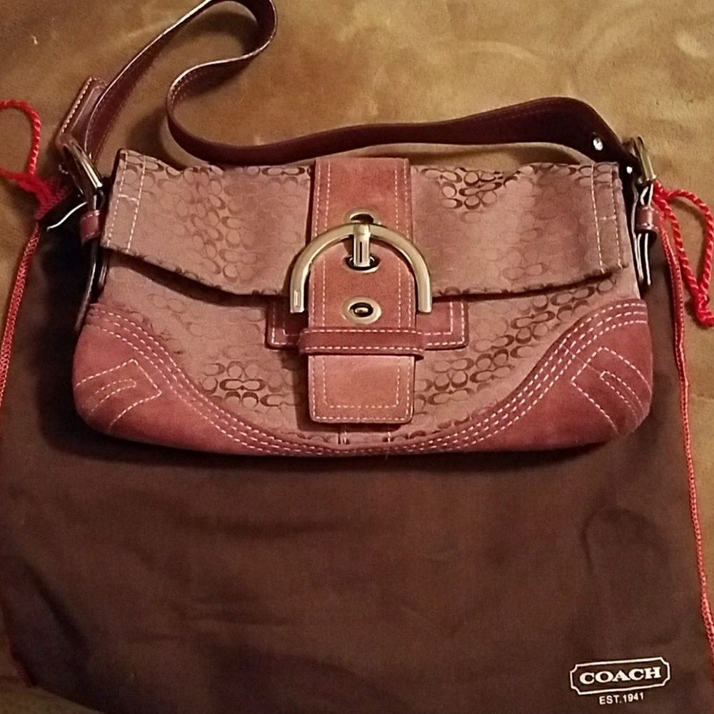 100% authentic COACH purse..comes with dust bag.